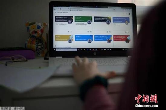 资料图：疫情之下，在西班牙塞维利亚，14岁的小女孩开始她的网课学习。?